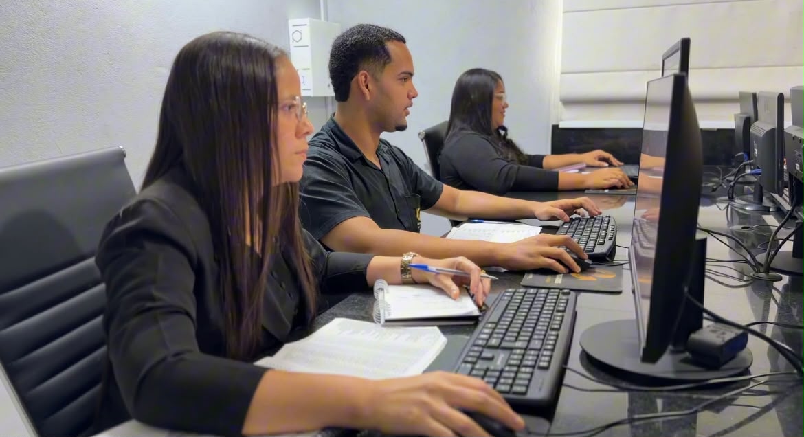 Equipe da Enter Associados trabalhando em conjunto